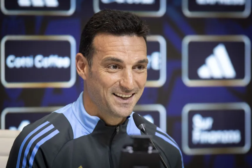 Lionel Scaloni sonríe durante una conferencia de prensa.