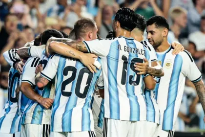 Jugadores de la Selección argentina se abrazan en una ronda en la cancha.