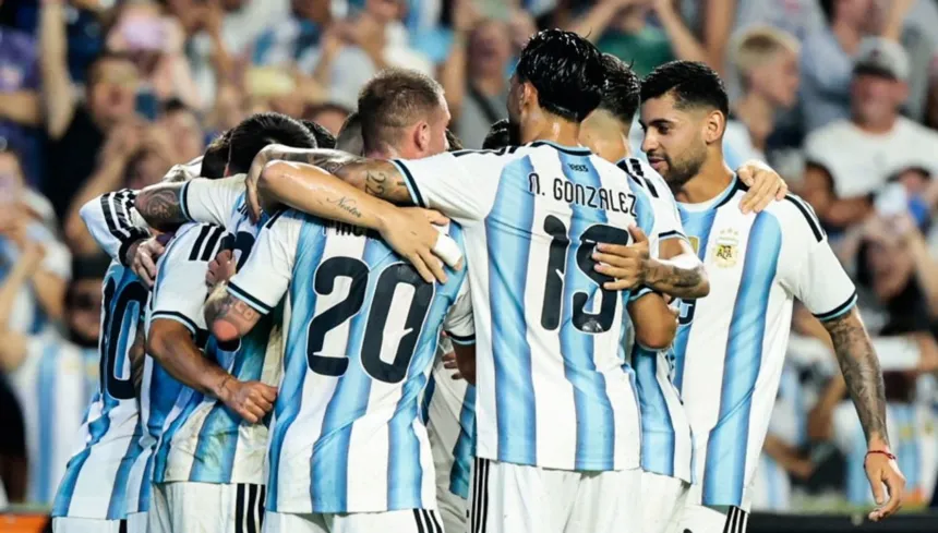 Jugadores de la Selección argentina se abrazan en una ronda en la cancha.