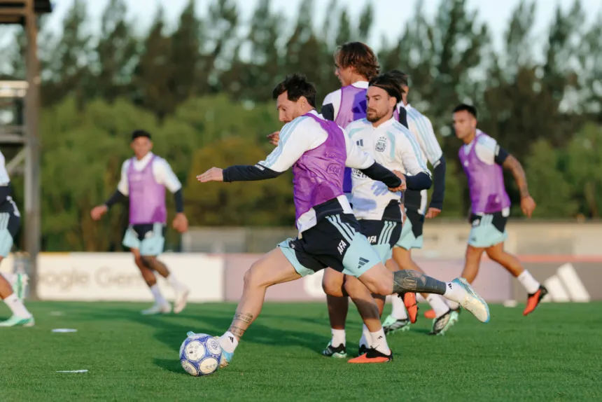 Jugadores de la Selección Argentina realizan un ejercicio con pelota durante un entrenamiento.