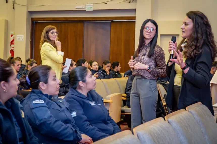 Una expositora habla ante policías sentadas en una capacitación.