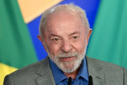Lula da Silva habla frente a una bandera de Brasil.