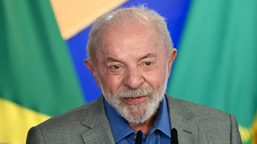 Lula da Silva habla frente a una bandera de Brasil.