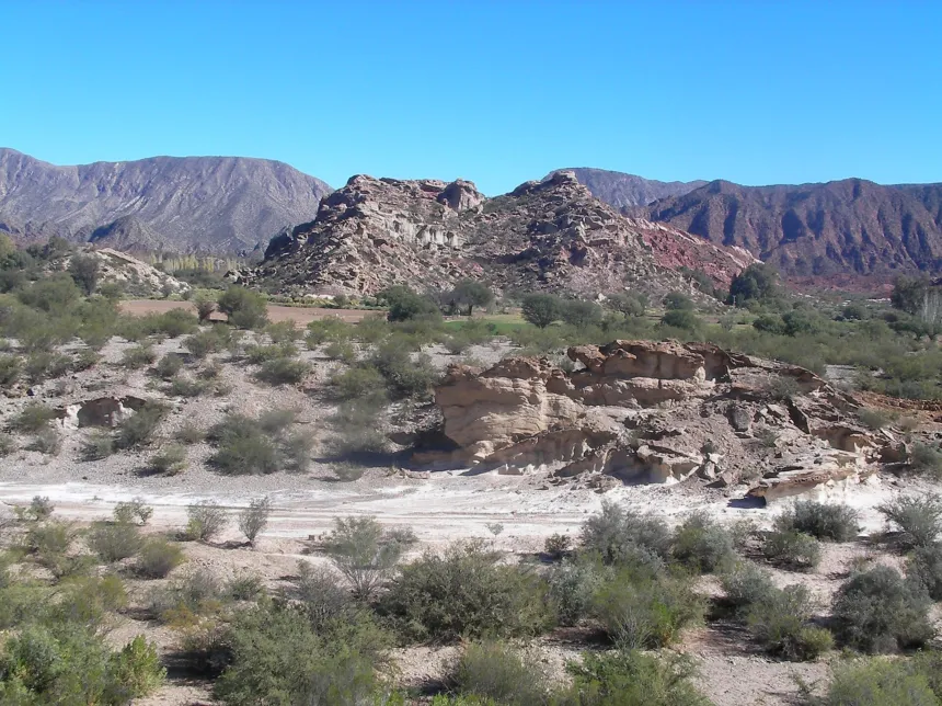 Paisaje árido de La Ciénaga, con cerros, vegetación baja y formaciones rocosas.