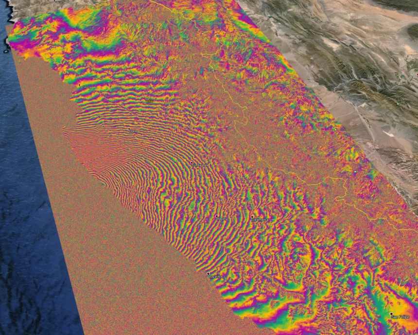 Imagen satelital con franjas de colores que muestran deformaciones del terreno en Chile.