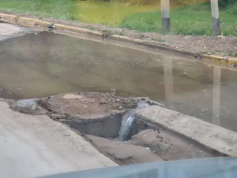 Fuertes lluvias en Mendoza: hay calles intransitables y autos atrapados por socavones