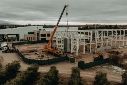 Una grúa trabaja en la construcción de una planta agroindustrial.