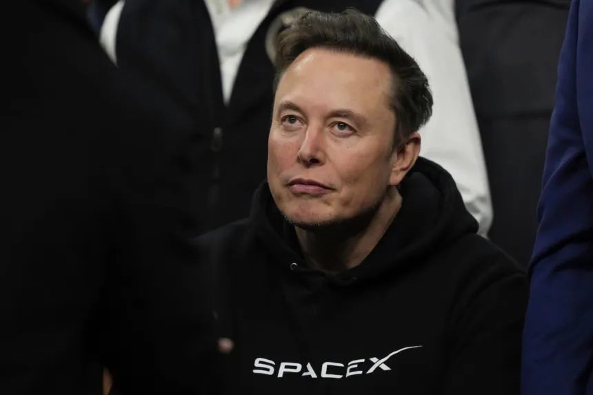 Elon Musk lleva una prenda negra con el logotipo de SpaceX.