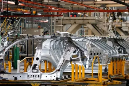 Carrocerías de automóviles en una línea de producción de una fábrica.