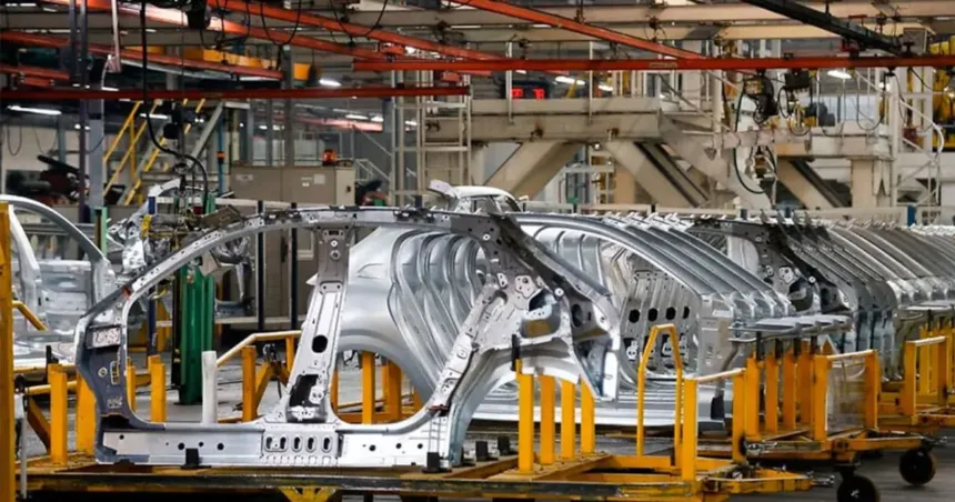 Carrocerías de automóviles en una línea de producción de una fábrica.