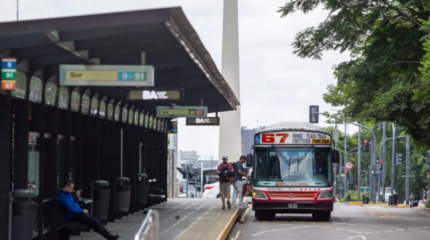 Un colectivo de la línea 67 detenido en una estación del Metrobús.