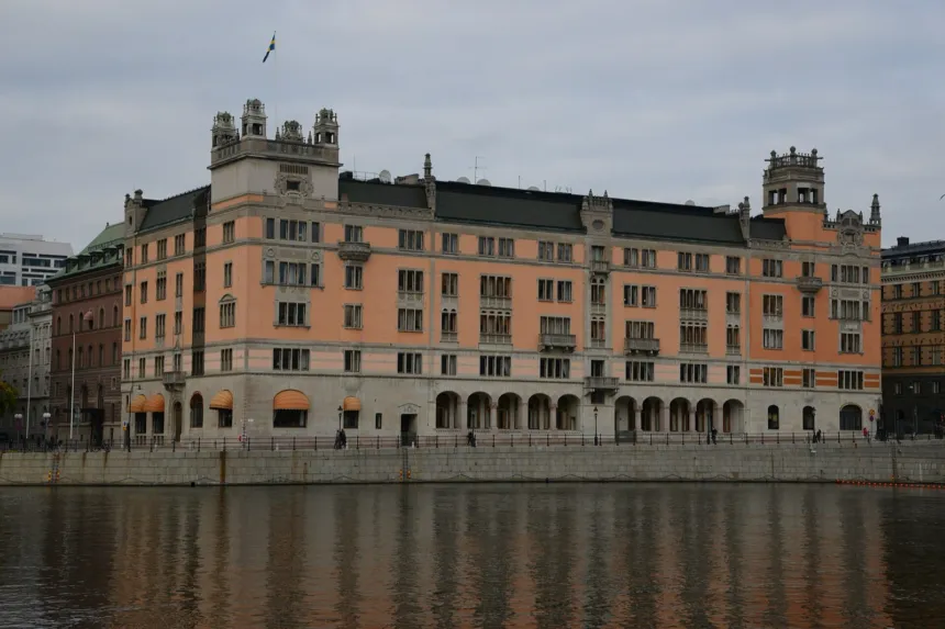 El edificio Rosenbad junto al agua, con una bandera sueca en lo alto.