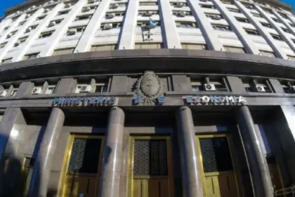 Fachada del Ministerio de Economía y escudo nacional sobre la entrada.