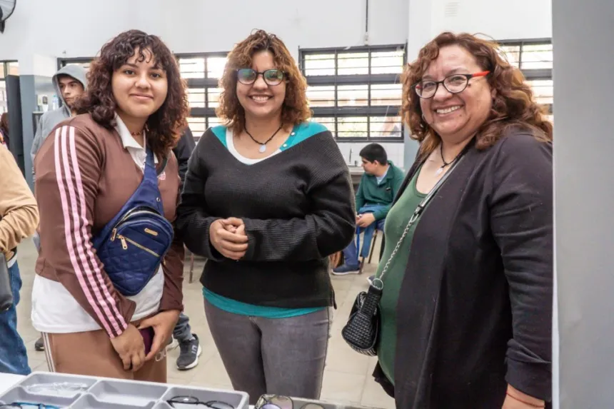 Tres mujeres con anteojos sonríen junto a una mesa con marcos durante una jornada del programa Te veo bien