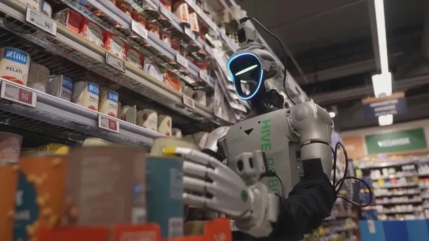 Un robot humanoide acomoda productos en las góndolas de un supermercado.