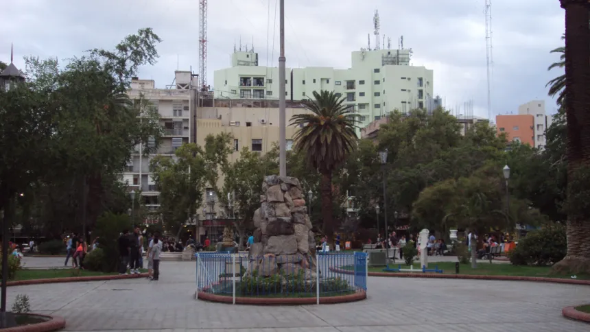 La plaza 25 de Mayo, en la ciudad de San Juan, con el cielo algo nublado.