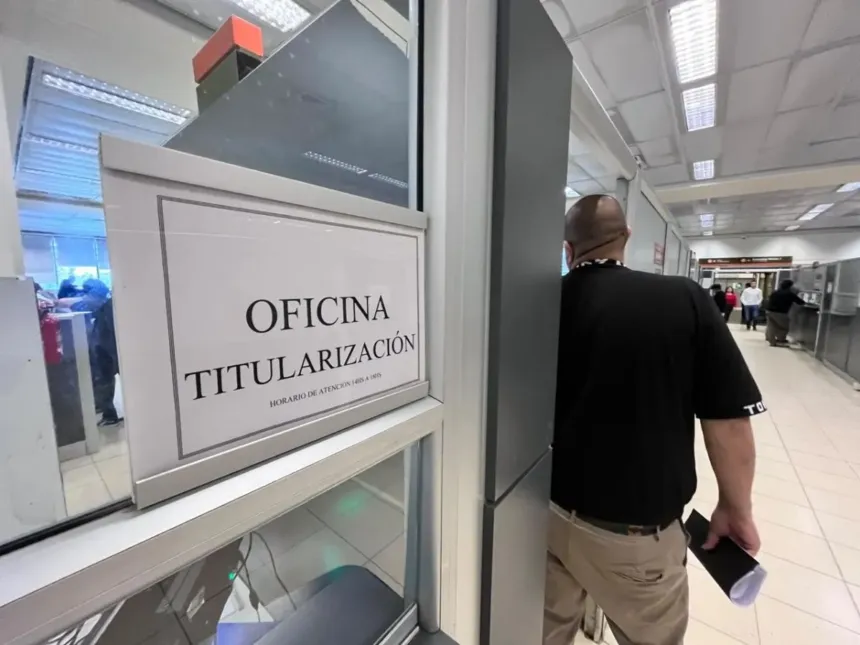 Un hombre camina hacia una oficina de titularización.