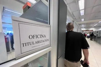 Un hombre se acerca a la oficina de titularización en el Centro Cívico
