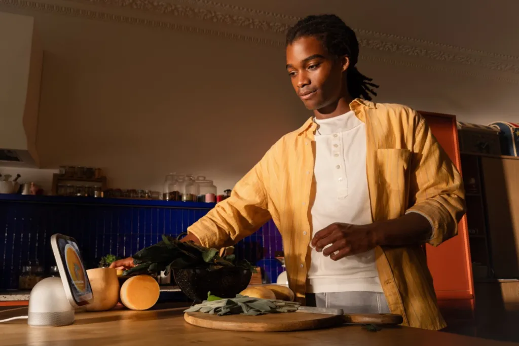 HomeView de Apple sobre la mesada de una cocina