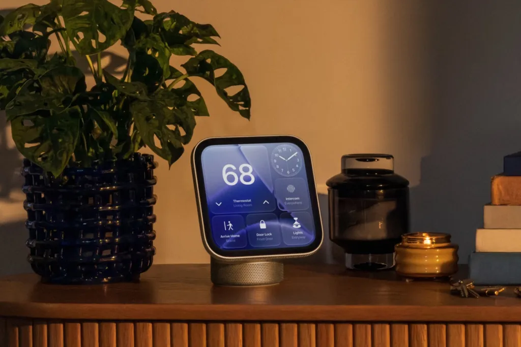 HomeView de Apple instalado en la pared de un living