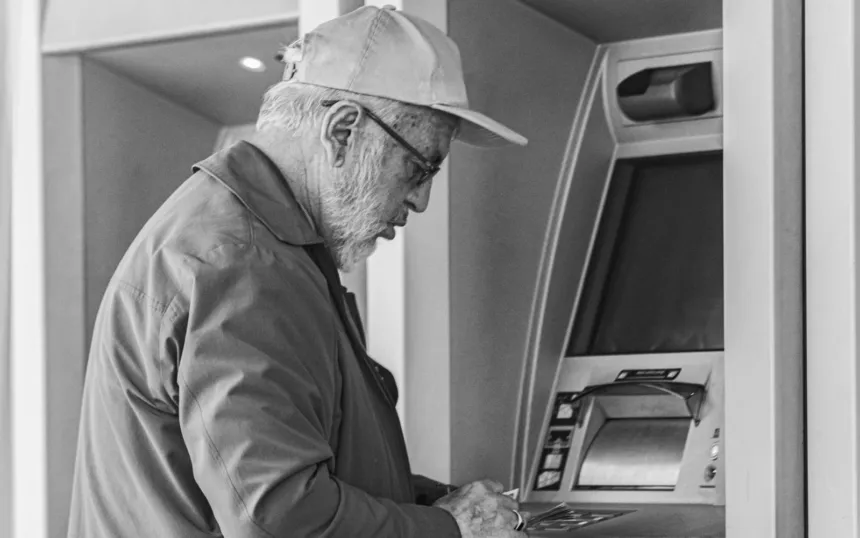 Un jubilado saca dinero de un cajero automático