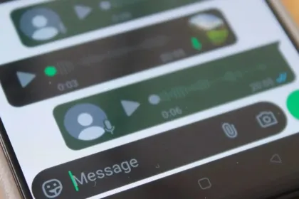 Pantalla de un teléfono con una conversación y varios mensajes de voz.
