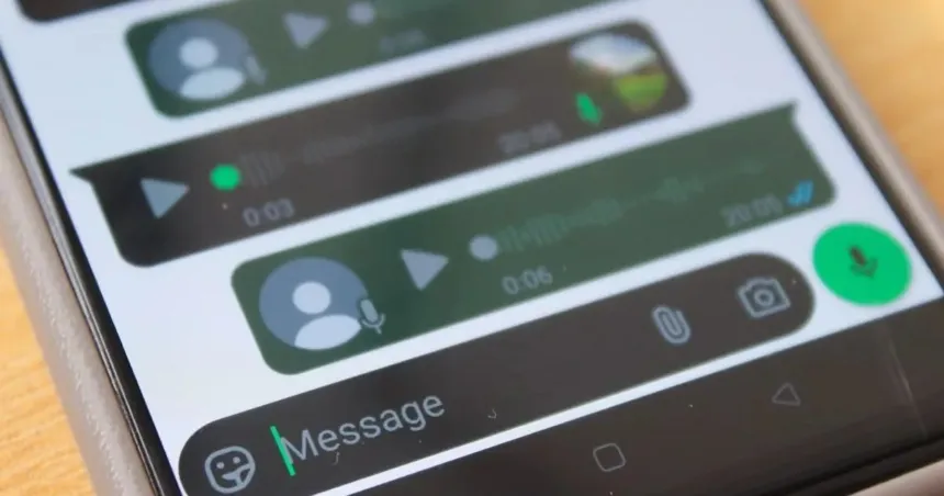 Pantalla de un teléfono con una conversación y varios mensajes de voz.