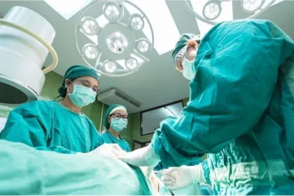 Equipo médico trabaja en un quirófano junto a un paciente cubierto