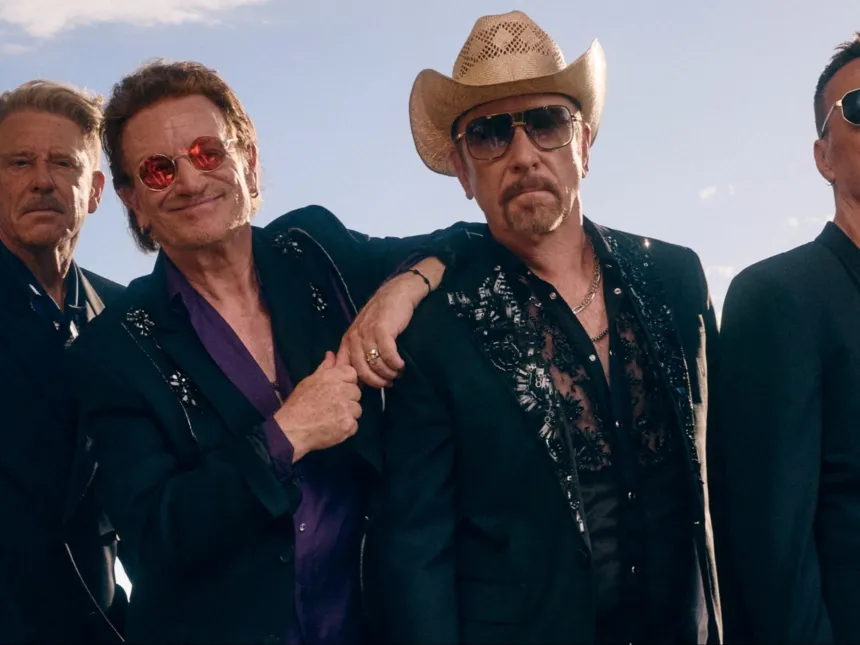 Los integrantes de U2 posan juntos en una foto promocional.