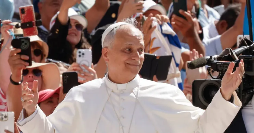 El papa León XIV saluda a una multitud entre celulares y cámaras.