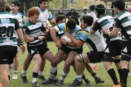 Jugadores de rugby disputan la pelota durante un partido.