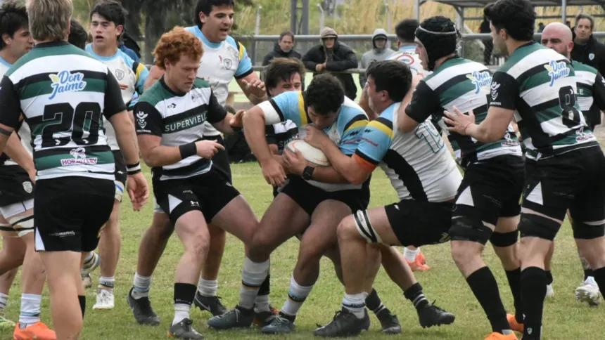 Jugadores de rugby disputan la pelota durante un partido.