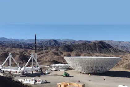 La antena del radiotelescopio CART en montaje en un predio montañoso