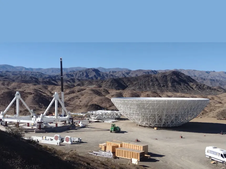 La antena del radiotelescopio CART en montaje en un predio montañoso