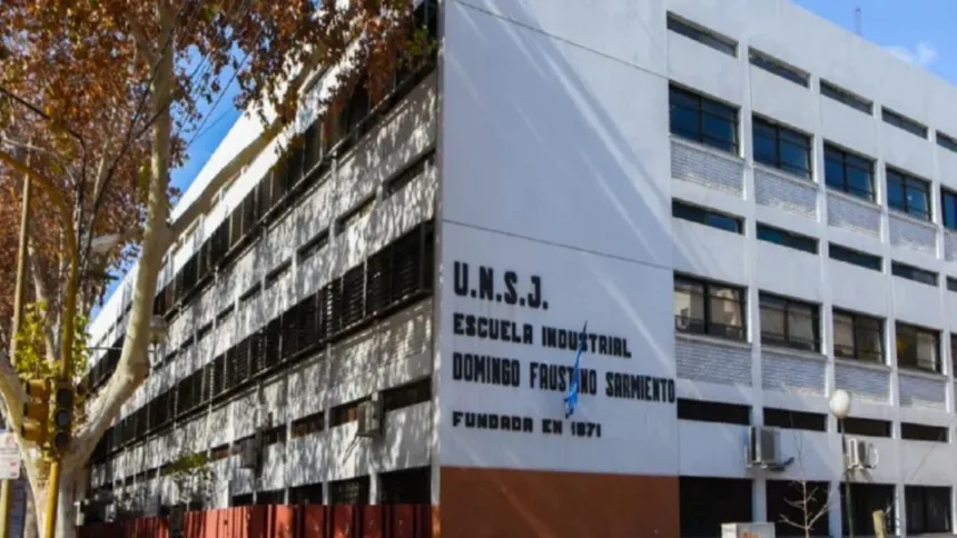 Fachada de la Escuela Industrial Domingo Faustino Sarmiento, de la UNSJ.