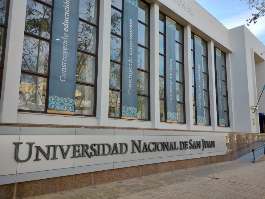 Fachada de la Universidad Nacional de San Juan.