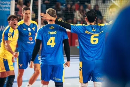 Jugadores de UPCN Vóley celebran un punto en la cancha.
