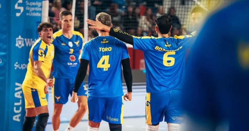 Jugadores de UPCN Vóley celebran un punto en la cancha.