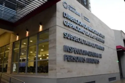 Fachada de una dependencia provincial con carteles de áreas de Trabajo e Inspección Laboral.