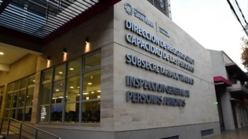 Fachada de una dependencia provincial con carteles de áreas de Trabajo e Inspección Laboral.