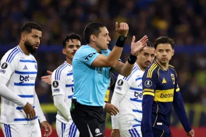 Un árbitro hace una señal durante un partido de Boca.