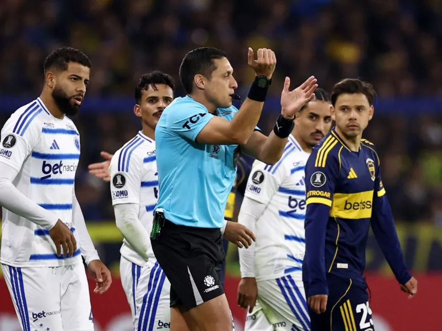 Un árbitro hace una señal durante un partido de Boca.