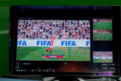 Monitor con una jugada de fútbol y una indicación de fuera de juego.