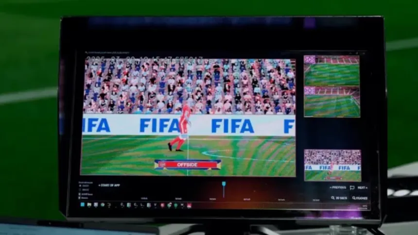 Monitor con una jugada de fútbol y una indicación de fuera de juego.