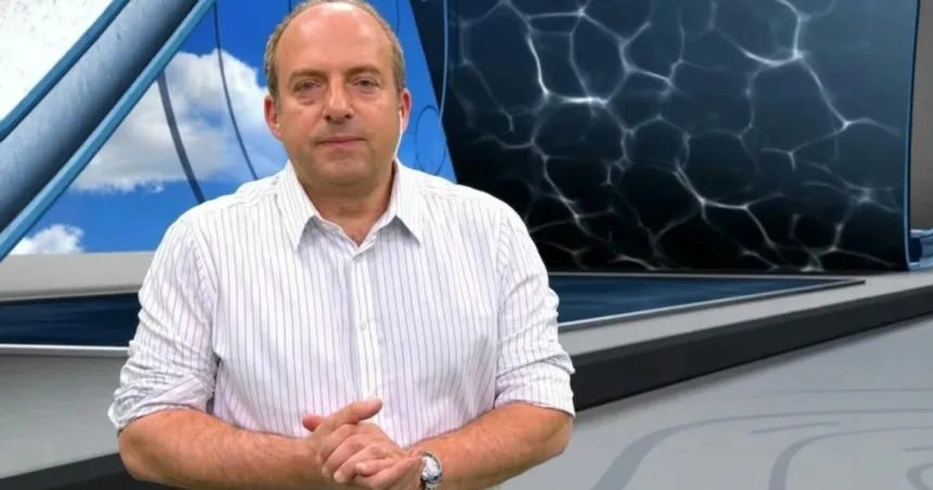 Fernando Confessore sentado en un estudio de televisión frente a pantallas meteorológicas.