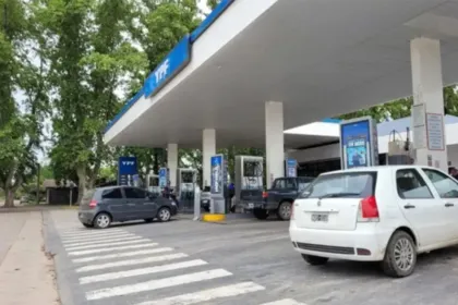Autos y camionetas en los surtidores de una estación de servicio YPF.
