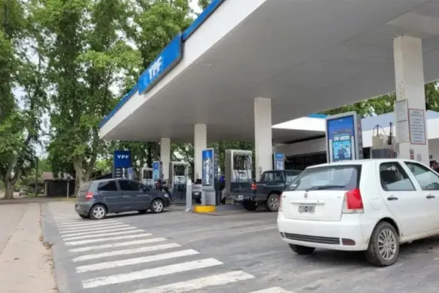 Autos y camionetas en los surtidores de una estación de servicio YPF.