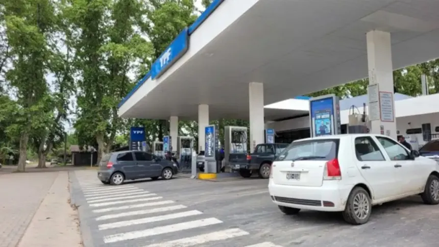 Autos y camionetas en los surtidores de una estación de servicio YPF.