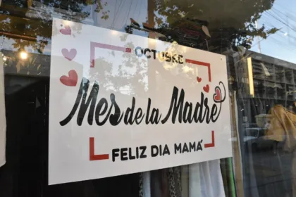 Cartel por el Día de la Madre en la vidriera de un comercio.