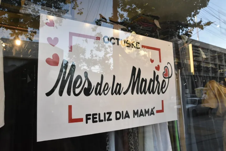 Cartel por el Día de la Madre en la vidriera de un comercio.